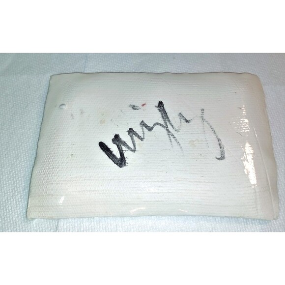 Adorable 3D bee dish pottery handmade  handPainted artist signed - Picture 4 of 4